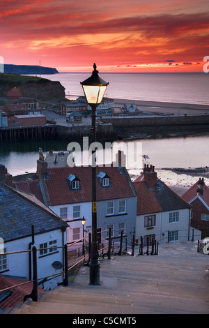 Blick zum Hafen von Whitby bei Sonnenuntergang von der 199 Stufen führen vom The Old Town, St. Marys Church und The Abbey North Yorkshire Stockfoto