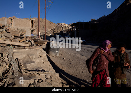 Einheimische Frauen gehen vorüber die Flut Relief Camp in Maney-Tselding, einer der am schlimmsten betroffenen Gebiete des Leh in den Fluten des Jahres 2010. Stockfoto