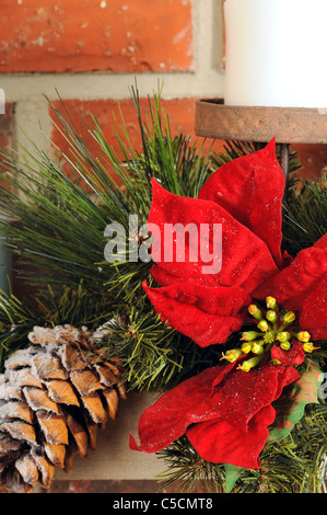 Nahaufnahme der festliche Weihnachtsdekoration auf einem Kaminsims mit Backstein-Hintergrund Stockfoto