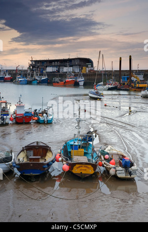 Angelboote/Fischerboote vertäut im Hafen von Bridlington bei Ebbe mit der Fisch-Dock im Hintergrund Bridlington East Yorkshire Stockfoto