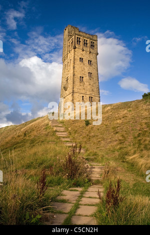 Jubiläum oder Victoria Tower auf dem Burgberg Almondbury. Die Denkmal/Torheit mit Blick auf die Stadt von Huddersfield, West Yorkshire. Stockfoto