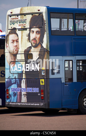 Werbung auf der Rückseite des Doppeldeckerbusses zum 10. Jahrestag Isle of Wight Festival 2011 Kasabian, Isle of Wight, Hampshire, England im Juni Stockfoto