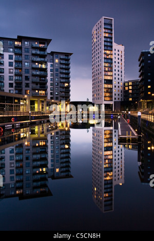 Moderne Wohnhäuser am Kai am Clarence Dock, Leeds, West Yorkshire, Großbritannien Stockfoto