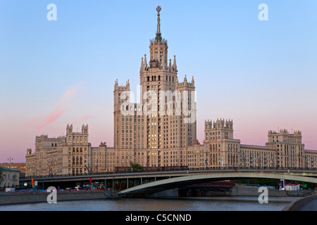 Hochhaus am Kotelnicheskaya Ufer in Moskau, Russland. Stockfoto