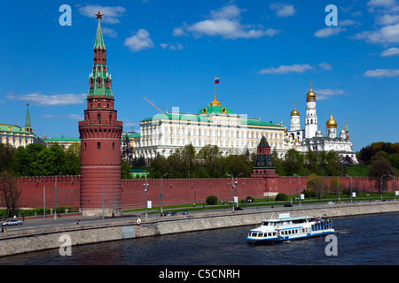 Der Moskauer Kreml und der Moskwa. Blick von der großen Stein-Brücke. Russland. Stockfoto