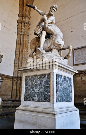 Die Skulptur des Herkules, die Bekämpfung der Zentaur Nessus von Giambologna (1599), Loggia dei Lanzi, Florenz, Italien Stockfoto