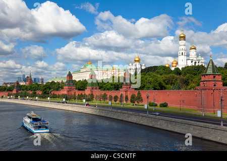 Moskauer Kreml und Moskwa, Blick von der Brücke. Stockfoto