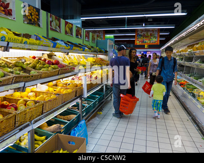 Paris, Frankreich, asiatischer Supermarkt in Chinatown, 'Tang Freres', Menschenmenge Shopping, Weitwinkelblick auf ethnischen Lebensmittelmarkt, paris Korb, Gemüsehändler im Inneren Stockfoto