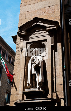 Eine Statue von Giovanni Villani in der Loggia del Mercato Nuovo, Florenz, Italien Stockfoto