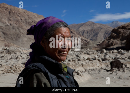 Diskit Chanzon (50) ist ein Gutsbesitzer, dessen Farm in den Fluten beschädigt wurde. Ein Bagger ist das clearing Felsbrocken, die den Boden bedecken. Stockfoto