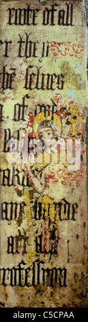Binham Priory, Norfolk, Lettner, der auferstandene Christus oder Christus, Schmerzensmann, überdruckt mit Text von Cranmers Bibel Stockfoto