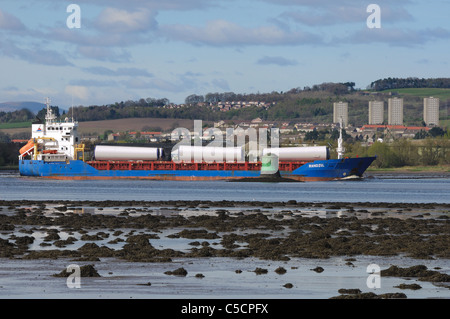 Fracht Randzel auf schmalen Fluss Kanal vorbei an einem grünen lateralen Marker Boje am Fluss Clyde in Schottland, Großbritannien Stockfoto