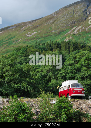 Tour durch die Highlands von Schottland in einem VW Campervan. Stockfoto
