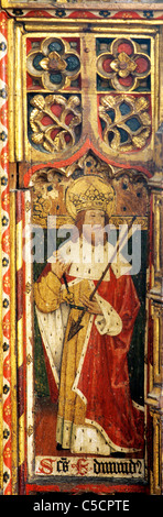 Ludham Norfolk Lettner Zahlen über Dado, Bildschirme St. Edmund hält einen Pfeil englische Heilige Malerei Gemälde England UK Stockfoto