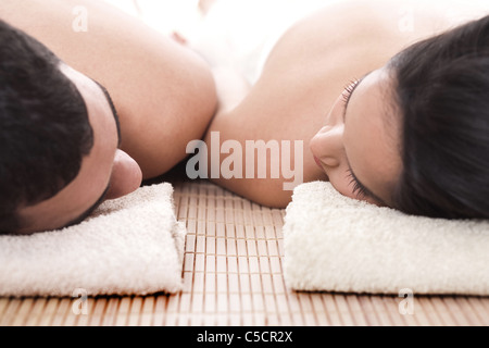 Junger Mann und Frau liegt auf Handtuch Spa in isolierten Hintergrund zu Stockfoto