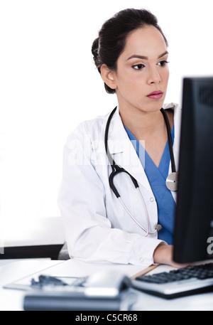 Porträt von schönen jungen Arzt arbeitet in weißem Hintergrund Stockfoto