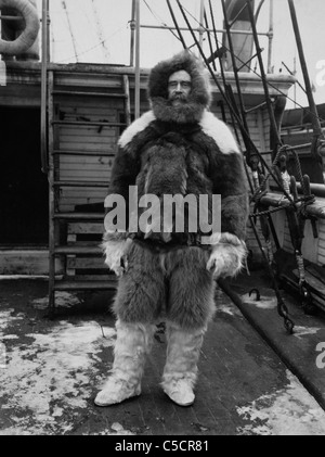 Robert Peary auf dem Hauptdeck der Dampfer "Roosevelt" tragen Pelz Bekleidung, ca. 1909 Stockfoto