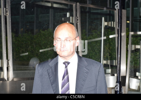 Sir Paul Stephenson Kommissar der Metropolitan Police außerhalb New Scotland Yard Rücktritt Stockfoto