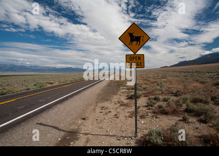 Open Range-Warnung auf Nevada Highway Stockfoto