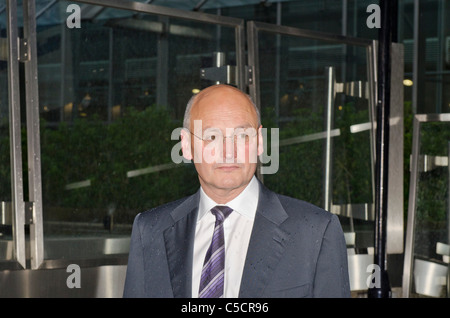 Sir Paul Stephenson Kommissar der Metropolitan Police außerhalb New Scotland Yard Rücktritt Stockfoto