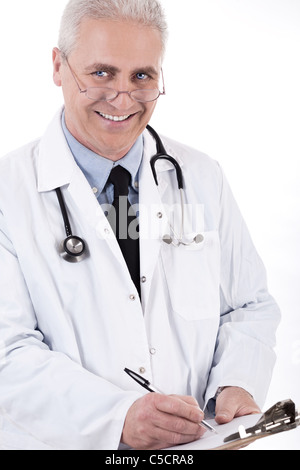 Lächelnd Arzt schreiben Rezept auf weißem Hintergrund Stockfoto