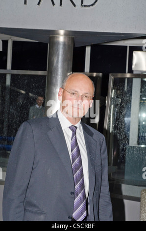 Sir Paul Stephenson Kommissar der Metropolitan Police außerhalb New Scotland Yard Rücktritt Stockfoto