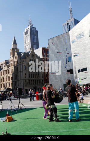 Musikern am Federation Square in Melbourne, Australien. Stockfoto