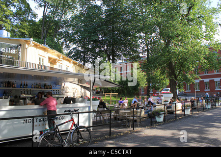 Menschen, die genießen Sommer am bar-Terrasse Stockfoto
