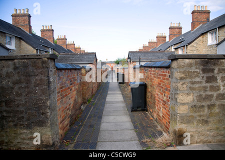 Gasse mit Mülltonnen. Die Eisenbahn-Dorf gebaut von GWR Haus Beschäftigten in den 1840er Jahren, Swindon, England Stockfoto