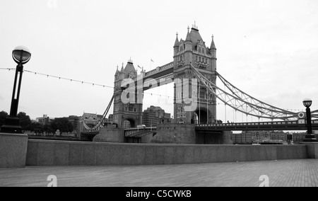 Tower Bridge in London England in Monochrom Stockfoto