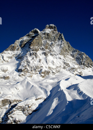 El Cervino oder dem Matterhorn Berg gesehen vom Skigebiet Cervinia in den italienischen Alpen Stockfoto