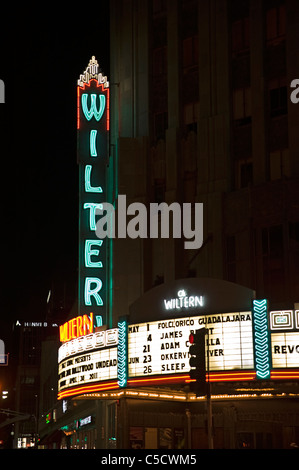 Wiltern Theatre am Wilshire Boulevard in Los Angeles, Kalifornien, USA - in der Nacht Stockfoto