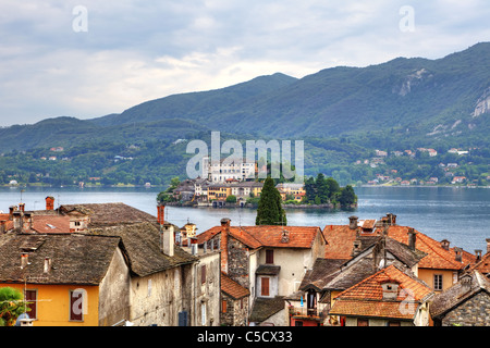 Blick von der Insel San Giulio im Ortasee auf den Dächern von Orta Stockfoto