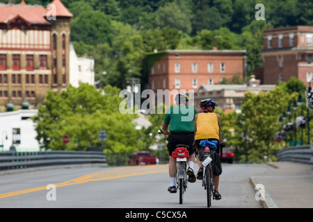 Radfahren in Little Falls, den Erie Canal Bike Radtour, Mohawk Valley, New York State, USA Stockfoto