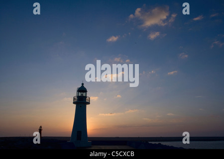 Leuchtturm unter den Sonnenuntergang Stockfoto