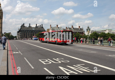 Eine kurvenreiche Bus Reisen über Westminster Bridge in London Stockfoto