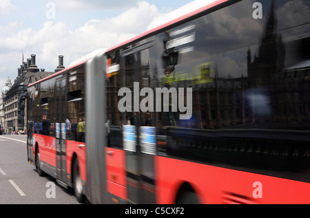 Eine kurvenreiche Bus Reisen über Westminster Bridge in London Stockfoto