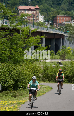 Radfahren in Little Falls, den Erie Canal Bike Radtour, Mohawk Valley, New York State, USA Stockfoto