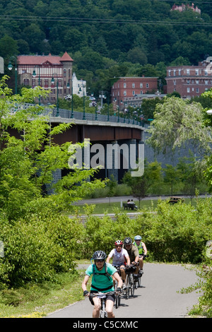 Radfahren in Little Falls, den Erie Canal Bike Radtour, Mohawk Valley, New York State, USA Stockfoto