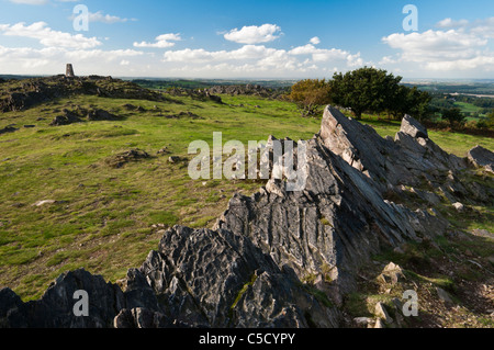 Eine zerklüftete vulkanische Felsvorsprung vor 600 Millionen Jahren am Beacon Hill, Charnwood Forest, Leicestershire, England gebildet Stockfoto