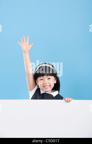 Mädchen, die ihre Hände erhebend Stockfoto