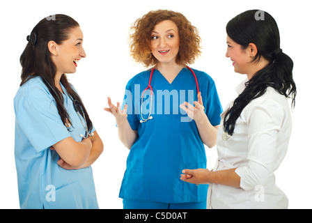 Drei Ärzte Frauen glücklich Gespräch isoliert auf weißem Hintergrund Stockfoto