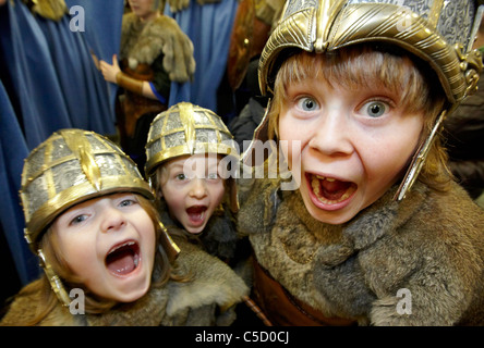 Junge Wikinger an der Up Helly Aa Feuer Festival Shetland-Inseln Stockfoto