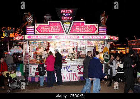 A stall Verkauf Hot Dogs und Burger im Goose Fair, Nottingham, England, Großbritannien Stockfoto