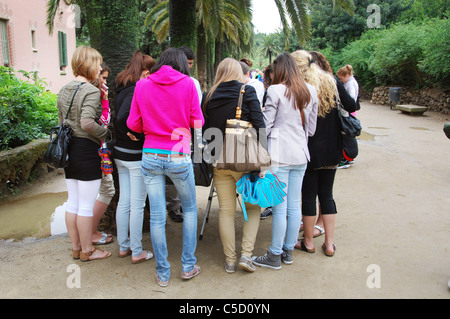 drängen Sie sich umliegende Straßenhändler verkaufen Schmuck im Parc Güell Barcelona Stockfoto