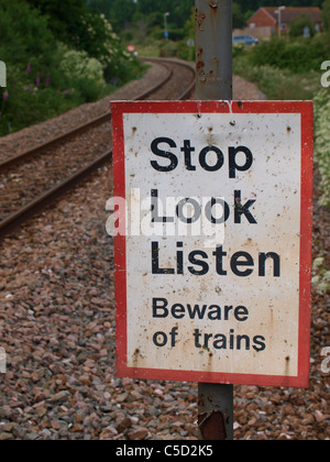 Stoppen Sie, schauen Sie, hören Sie Schild am Bahnübergang, Devon, UK Stockfoto