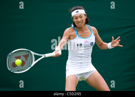 Kimiko Date Krumm (JPN) in Aktion während der 2011 Wimbledon Tennis Championships Stockfoto