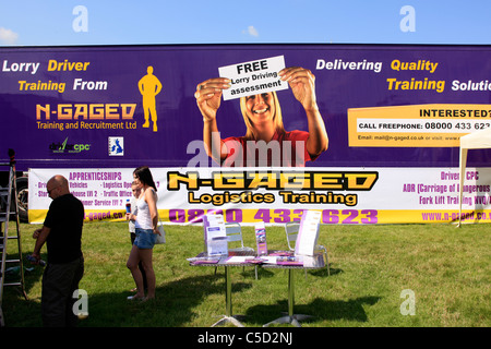 Riesenposter für ein Unternehmen, das neue LKW-Fahrer auf dem Display bei einer LKW-Show in England schult Stockfoto
