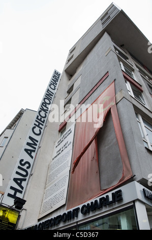 Museum Checkpoint Charlie, letzte sowjetische Flagge Stockfoto