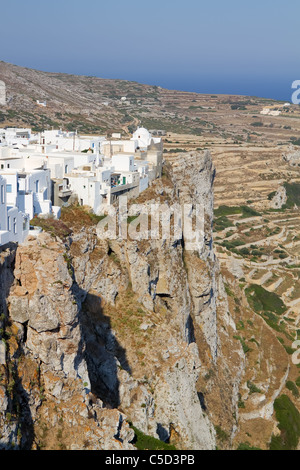 Die Stadt Chora auf Folegandros Insel, Griechenland, sitzt auf dem Rand eines steilen Felsen Stockfoto